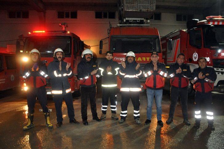 Yüksekova’daki itfaiyecilerden sağlık çalışanlarına alkışlı destek G1