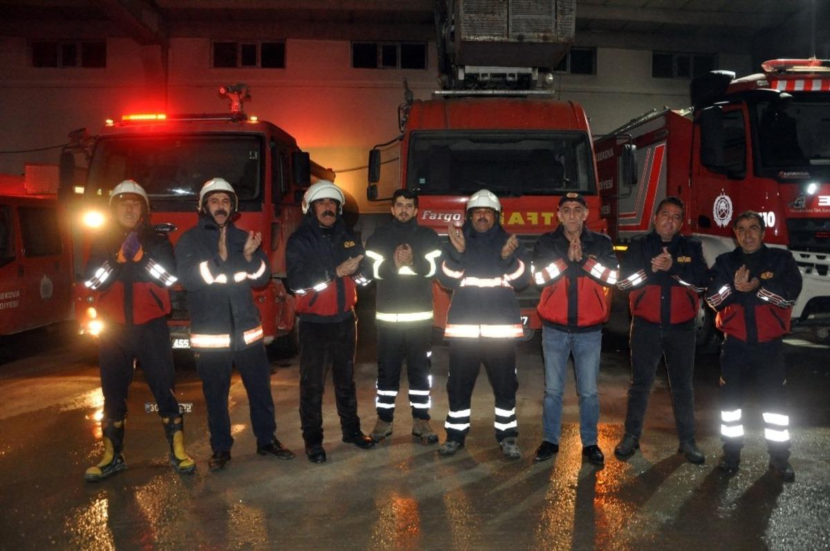 Y&uuml;ksekova&rsquo;daki itfaiyecilerden sağlık &ccedil;alışanlarına alkışlı destek