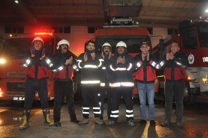 Yüksekova’daki itfaiyecilerden sağlık çalışanlarına alkışlı destek G2