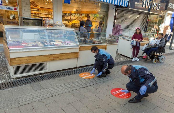 İzmir’de sosyal mesafe için zemin çıkartmaları devrede G2