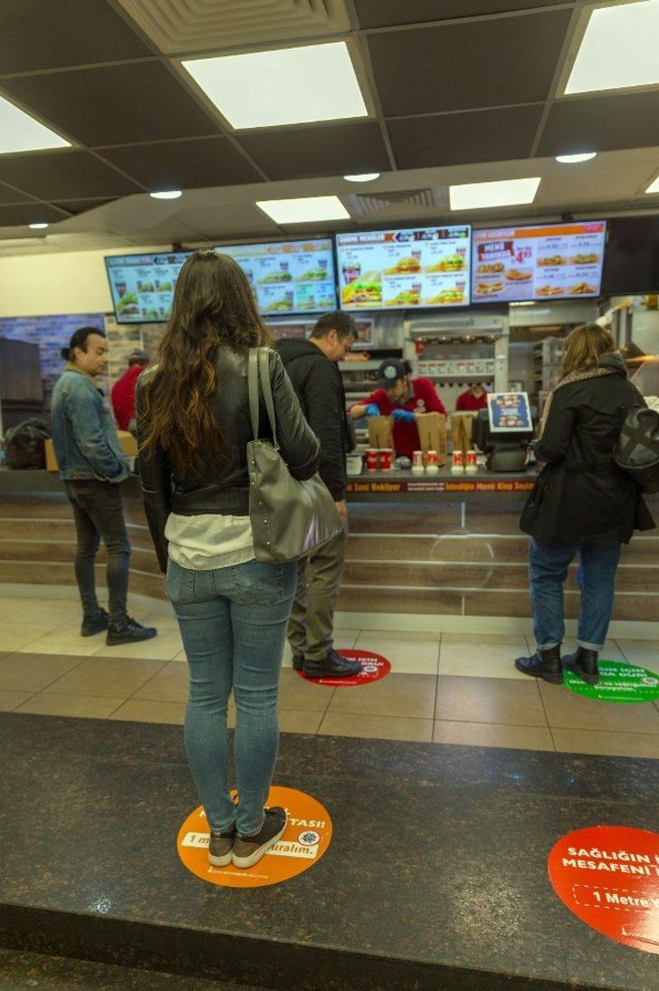 İzmir’de sosyal mesafe için zemin çıkartmaları devrede G5