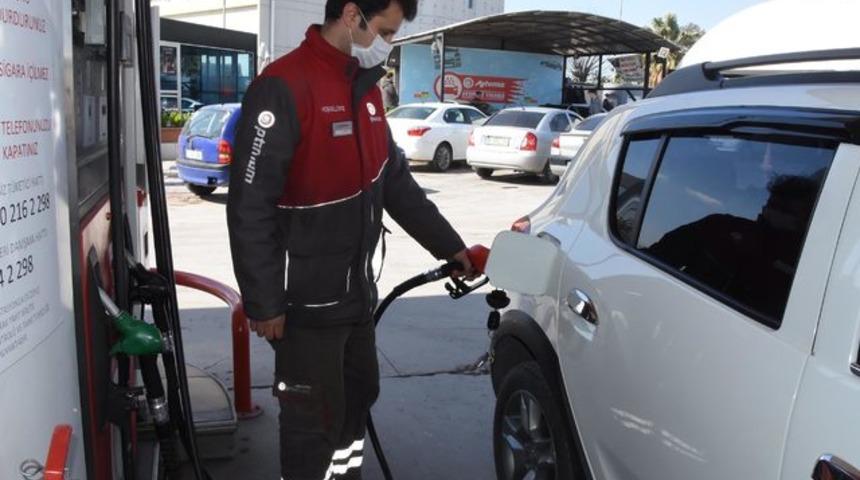 Petrol fiyatlarındaki düşüş, sürücülerin yüzünü güldürdü