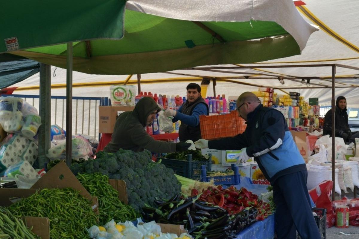 &Ccedil;iğli&rsquo;de zabıta ekiplerinden pazar yerlerine eldiven dağıtımı