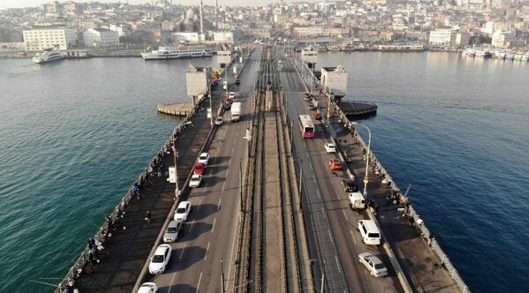 Koronavir&uuml;s uyarılarını umursamadan, k&ouml;pr&uuml;ye akın ettiler