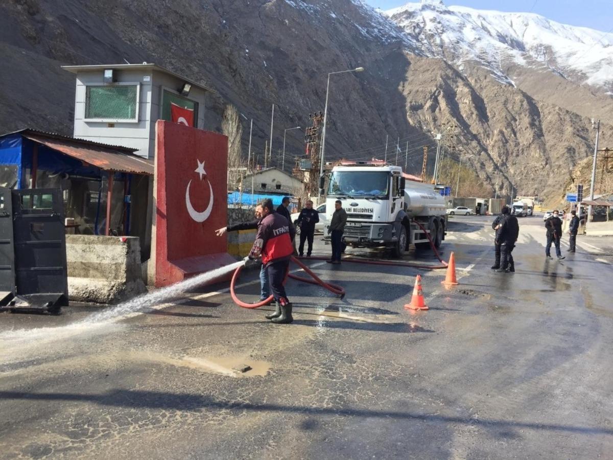 Hakkari&rsquo;de polis kontrol noktaları dezenfekte edildi