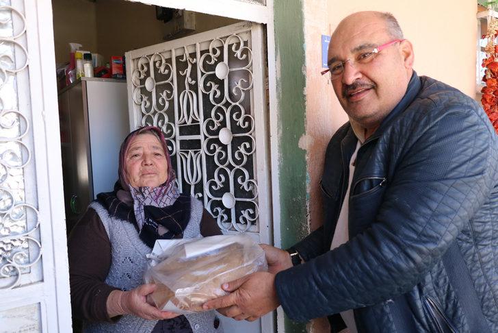 Muhtar, sokağa çıkamayan mahallelinin ihtiyacını bisikletiyle karşılıyor G1
