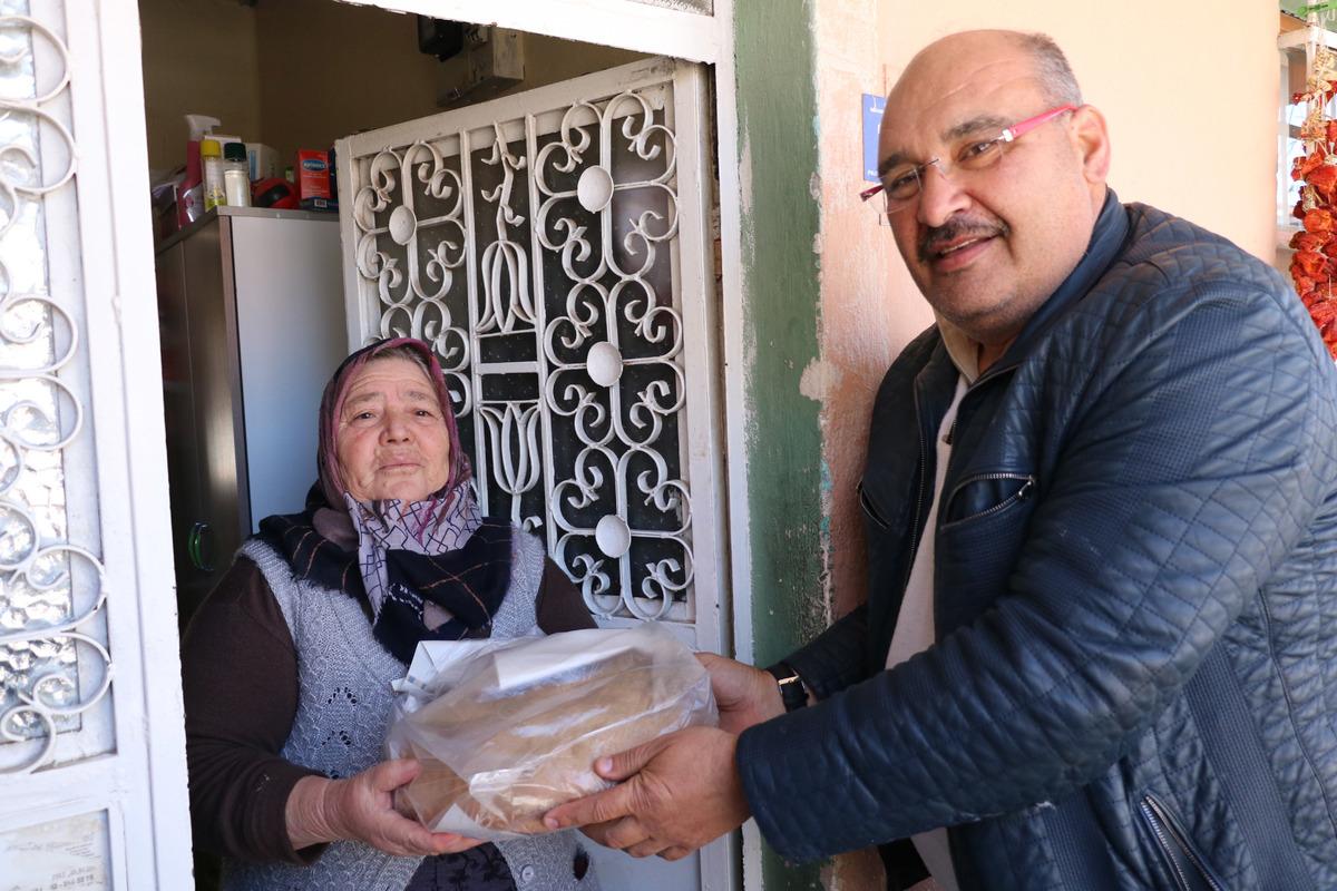 Muhtar, sokağa &ccedil;ıkamayan mahallelinin ihtiyacını bisikletiyle karşılıyor