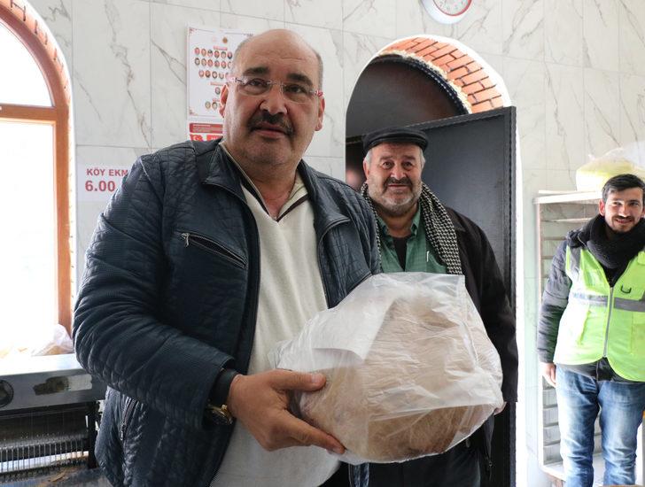 Muhtar, sokağa çıkamayan mahallelinin ihtiyacını bisikletiyle karşılıyor G2