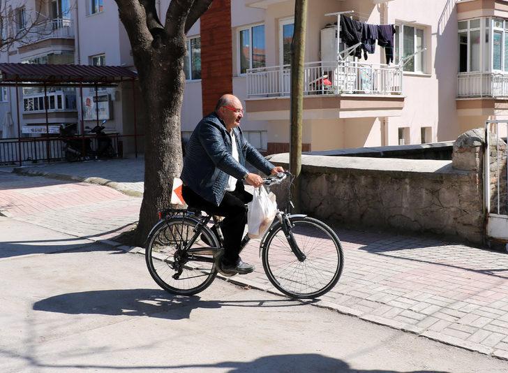 Muhtar, sokağa çıkamayan mahallelinin ihtiyacını bisikletiyle karşılıyor G3