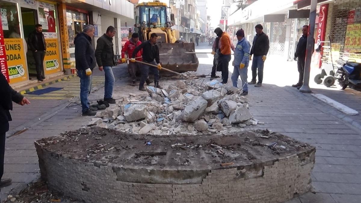 Kırıkhan&rsquo;da beton banklar s&ouml;k&uuml;ld&uuml;