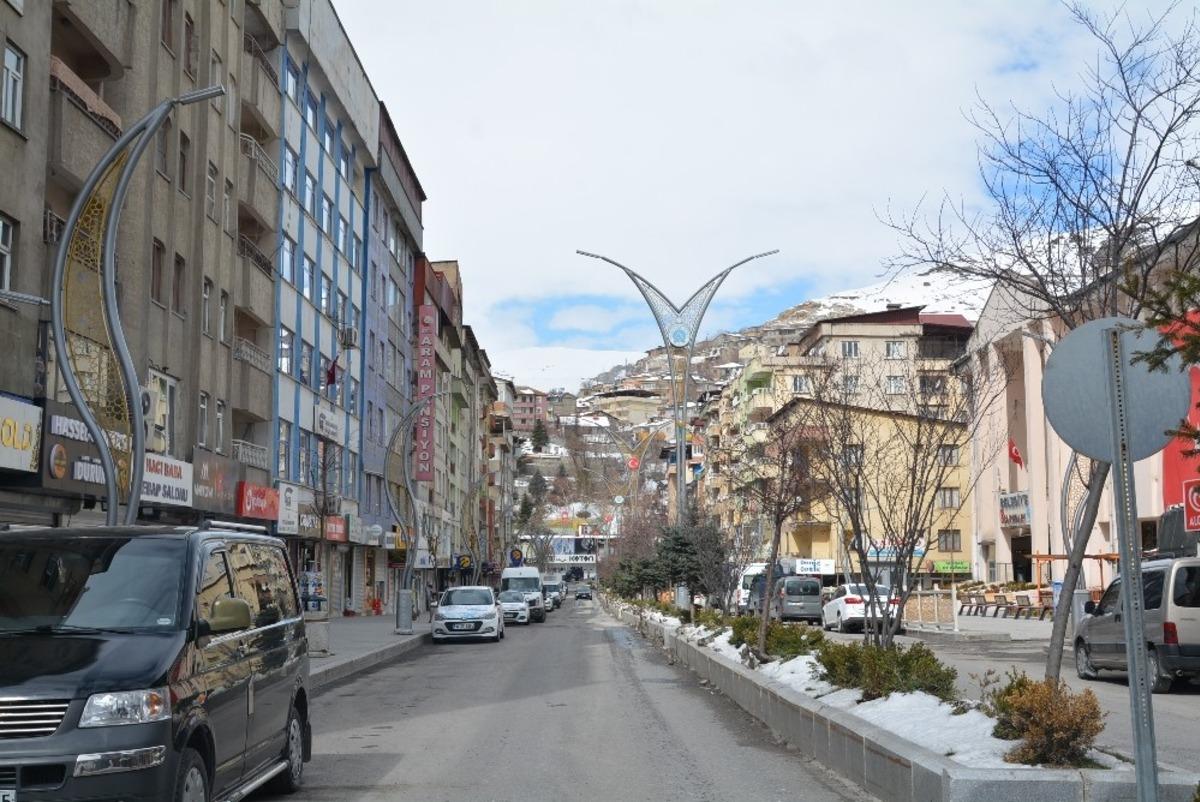 Hakkari halkı &ccedil;ağrılara uydu, caddeler boş kaldı