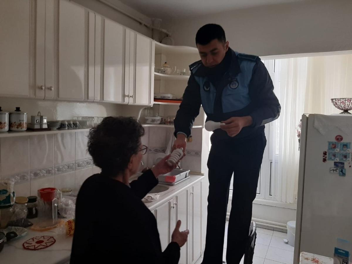 Niğde&rsquo;de yaşlılara, bebeği olan ailelere Koronavir&uuml;s hizmeti başladı
