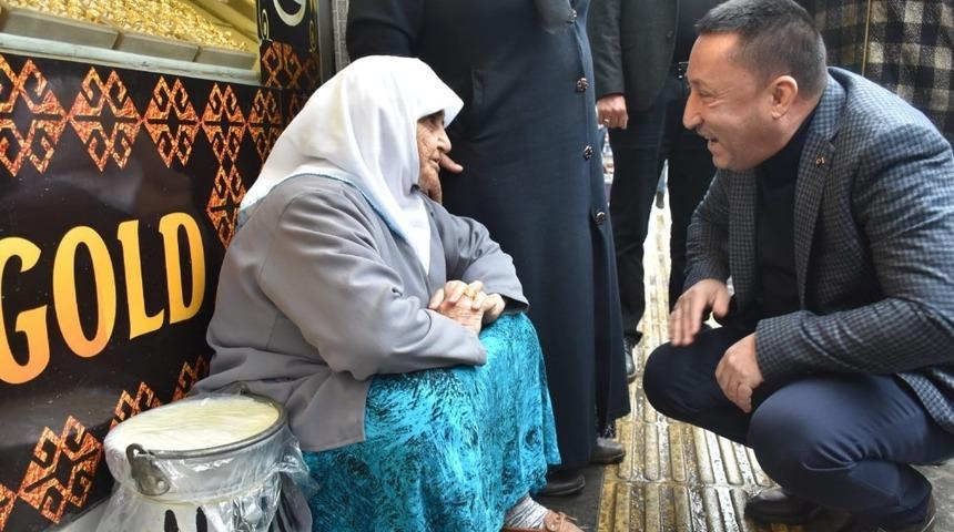 Bağlar Belediyesinden sokağa &ccedil;ıkma yasağı uygulanan yaşlılara hizmet