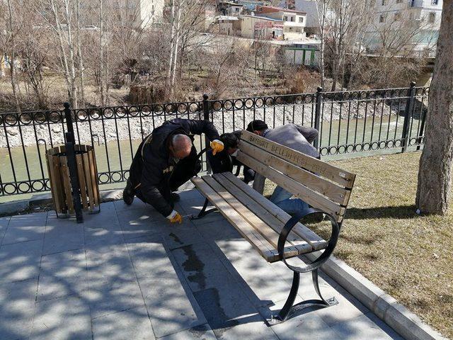 Bayburt’ta korona virüse karşı banklar söküldü