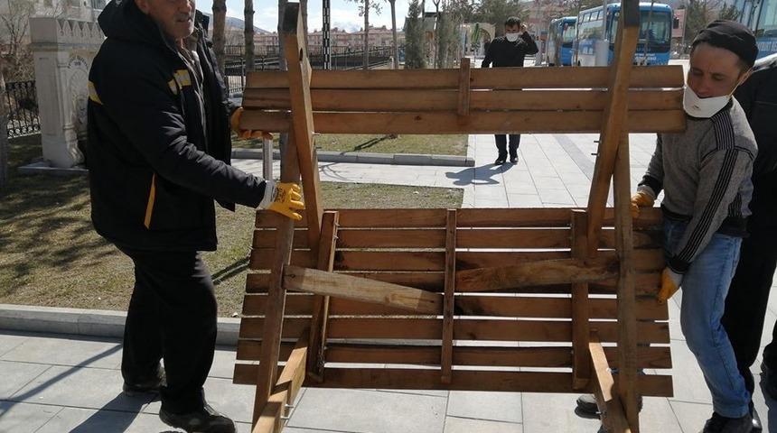 Bayburt&rsquo;ta korona vir&uuml;se karşı banklar s&ouml;k&uuml;ld&uuml;