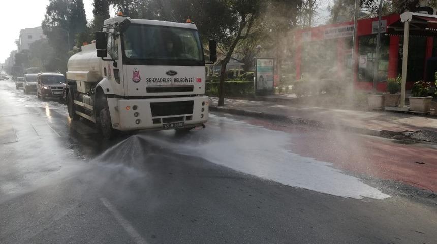 Şehzadeler&rsquo;in sokaklarında dezenfekte &ccedil;alışmaları başladı
