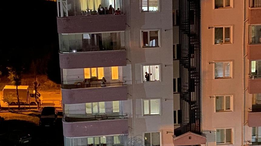 Bilecikliler 3 g&uuml;n boyunca sağlık &ccedil;alışanları i&ccedil;in balkonlara &ccedil;ıktı