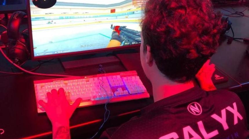 Buğra Arkın "Calyx" yeni takımında ilk m&uuml;cadelesine &ccedil;ıktı