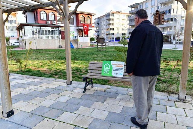 Yeşilyurt’ta banklara uyarı levhaları yerleştirildi