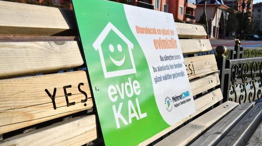 Yeşilyurt&rsquo;ta banklara uyarı levhaları yerleştirildi