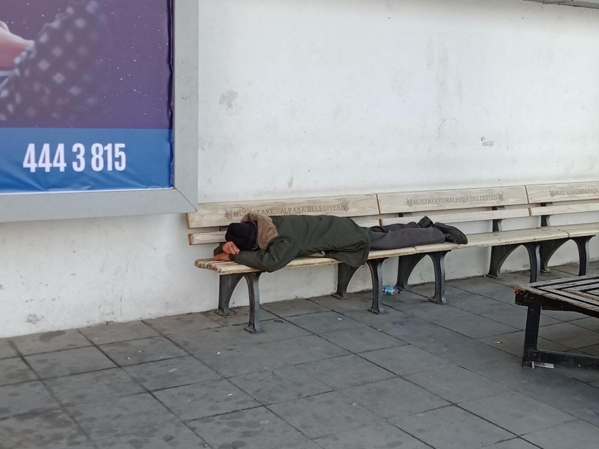 Polis sokakta 65 yaş &uuml;st&uuml; vatandaş ararken, meydanda sızan 70 yaşındaki adamı buldu