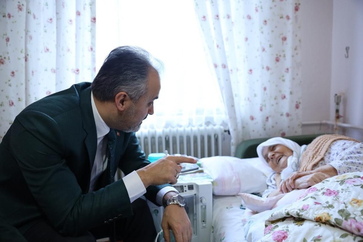 Bursa&rsquo;da yaşlıların market alışverişi B&uuml;y&uuml;kşehir Belediyesi&rsquo;nden...