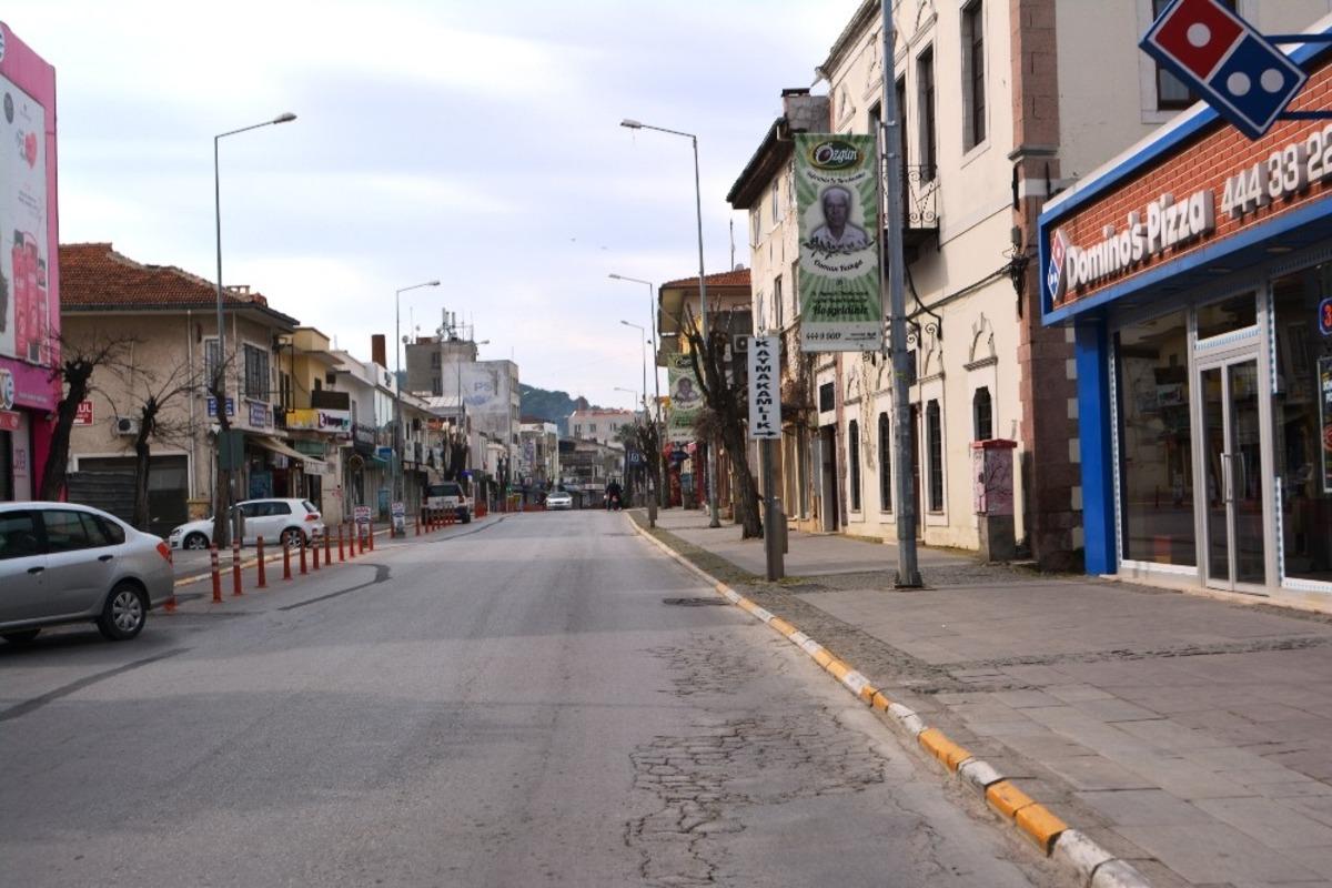 Korona vir&uuml;s salgını ardından Ayvalık&rsquo;ta sokaklar boşaldı