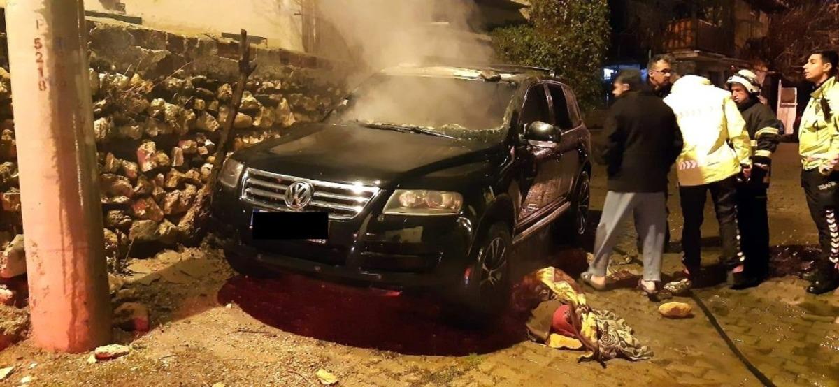 Park halindeki ara&ccedil;ta &ccedil;ıkan yangını itfaiye s&ouml;nd&uuml;rd&uuml;