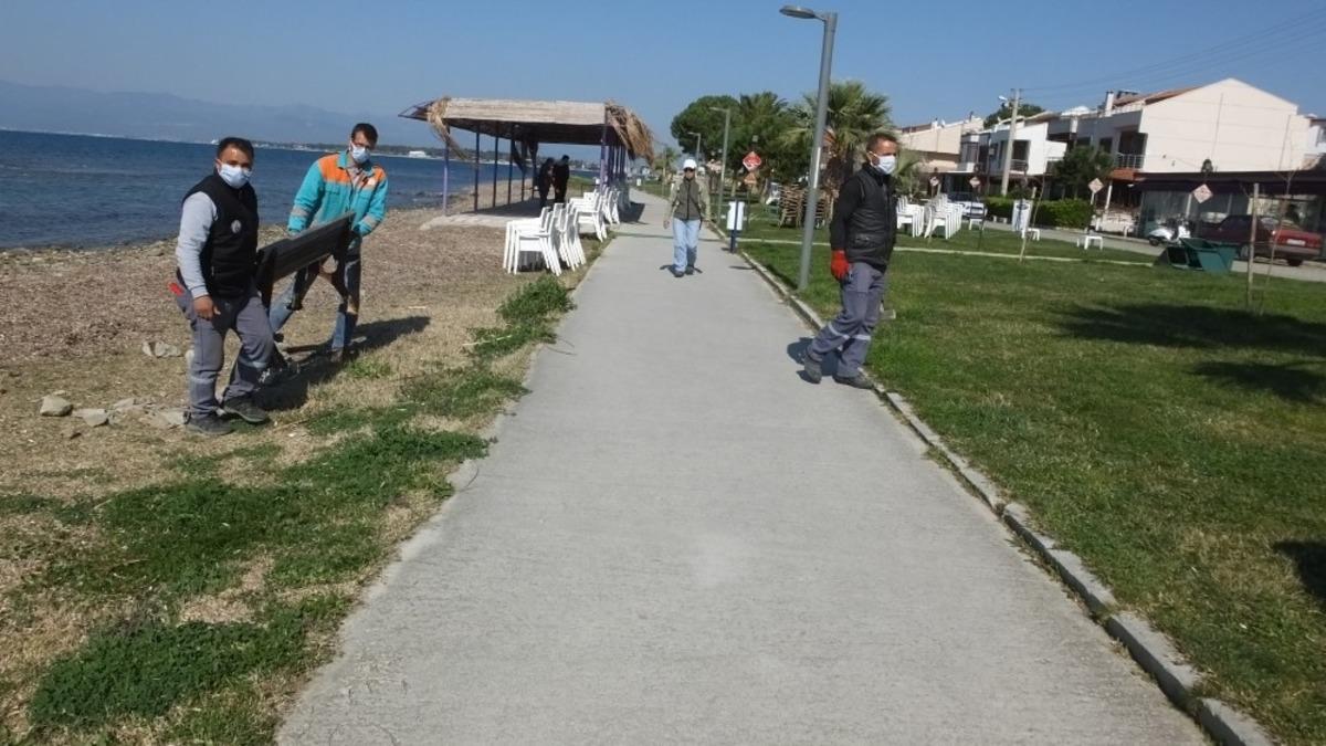 Burhaniye&rsquo;de meydanda ve sahildeki banklar kaldırıldı