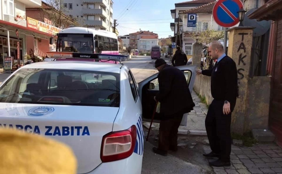 Kaynarca&rsquo;da zabıta ekipleri yaşlı vatandaşları evlerine g&ouml;nderdi