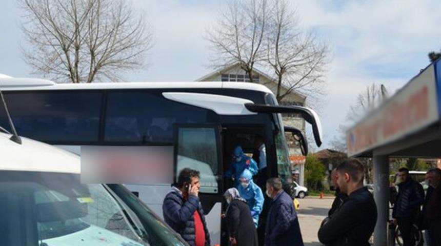 Yolcu otob&uuml;s&uuml;nde koronavir&uuml;s paniği! Fenalaştı, b&ouml;yle g&ouml;t&uuml;r&uuml;ld&uuml;
