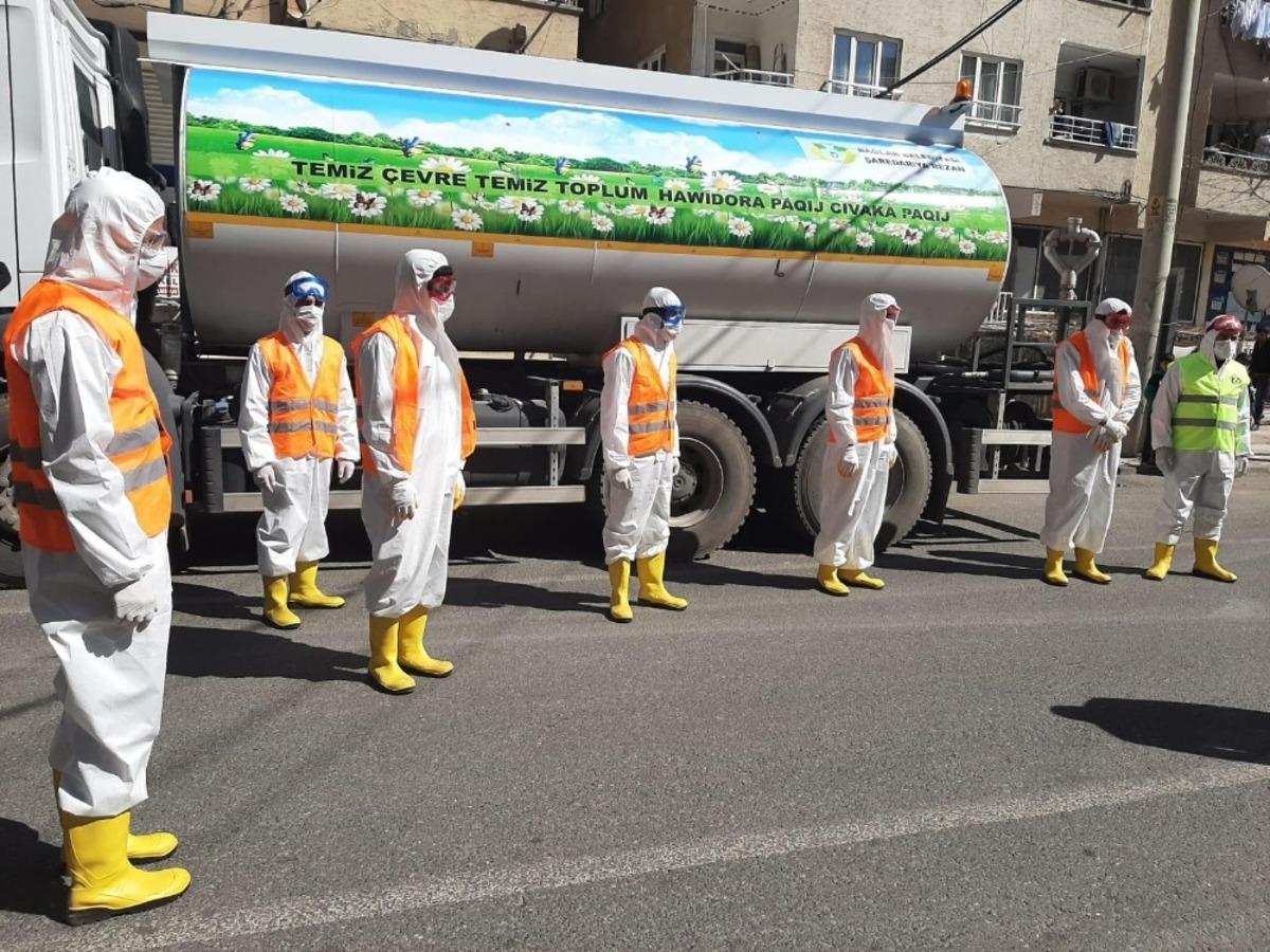 Bağlar sokaklarında korona vir&uuml;se karşı dezenfekte seferberliği