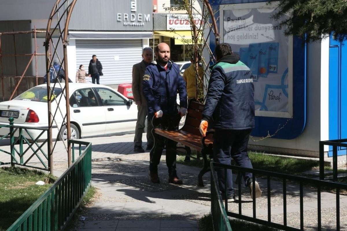 Odunpazarı&rsquo;nda banklar kaldırıldı