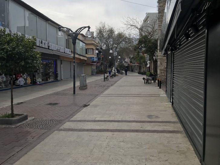 Kuşadası’nda sokaklar ve caddeler bomboş G1