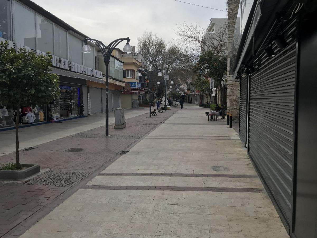 Kuşadası&rsquo;nda sokaklar ve caddeler bomboş