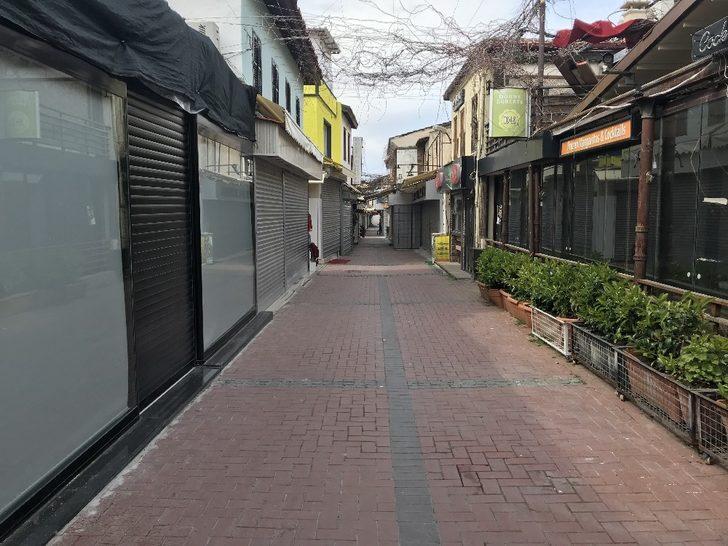 Kuşadası’nda sokaklar ve caddeler bomboş G2