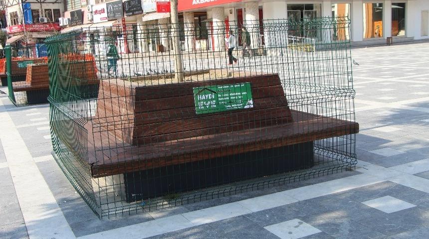 Devrek Belediyesi bankları tel kafes ile &ccedil;evirdi