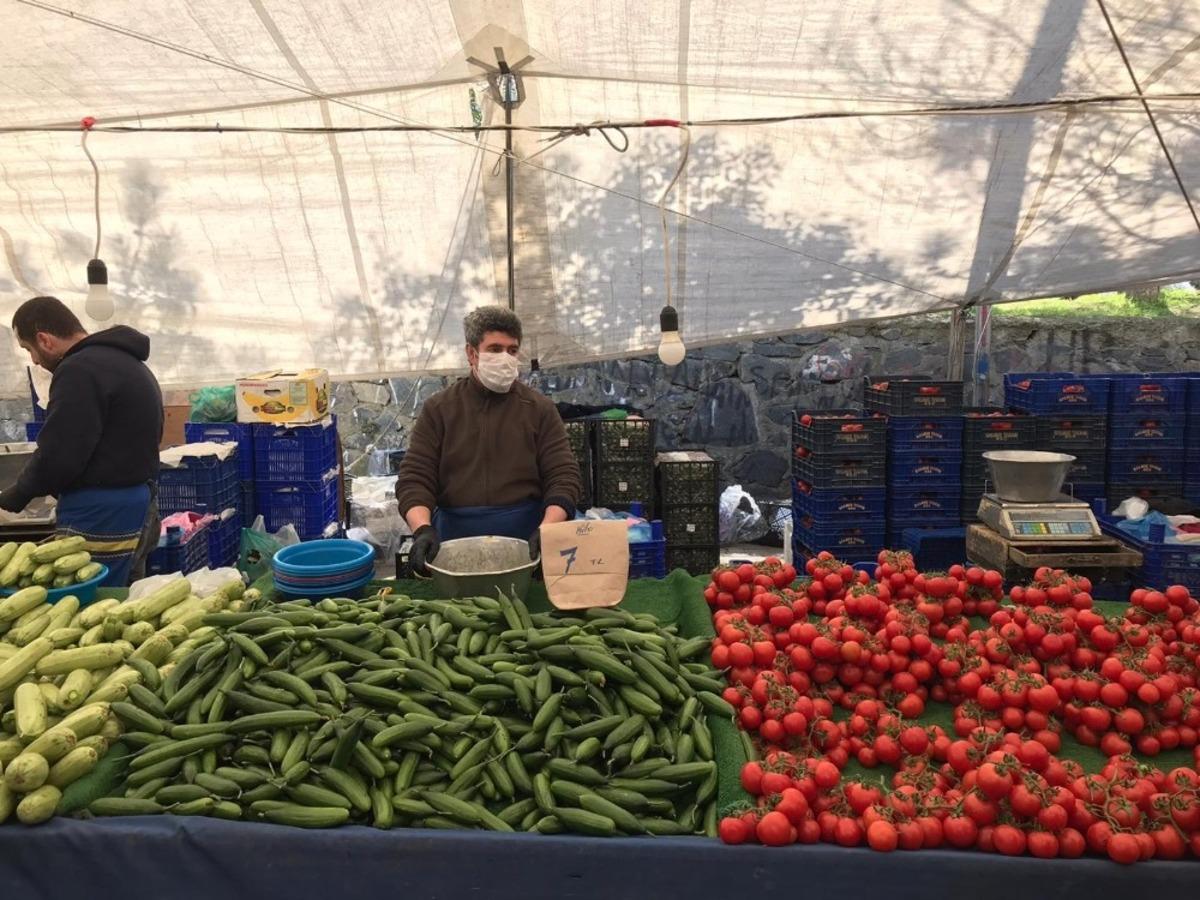 Zabıta ekipleri pazar esnafına eldiven ve maske dağıttı