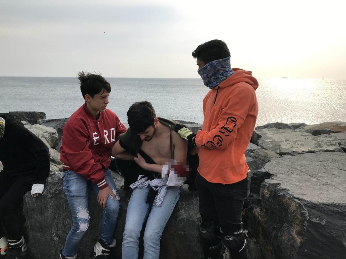 Avcılar&rsquo;da gen&ccedil;lerin kavgasında kan aktı: 1 yaralı