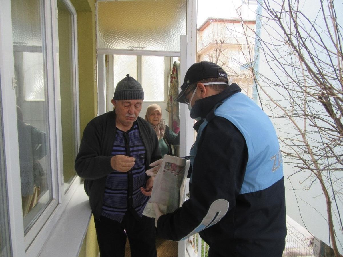 Sandıklı&rsquo;da zabıta ekipleri yaşlıların alışverişini yapıyor