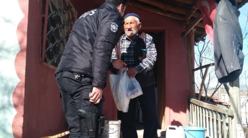 Yaşlıların ihtiya&ccedil;larını polis karşılıyor