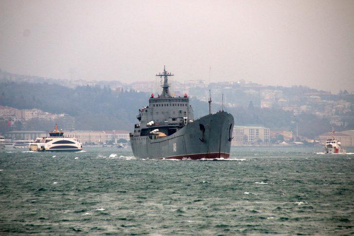 Rus askeri kargo gemisi İstanbul Boğazı'ndan geçti G1