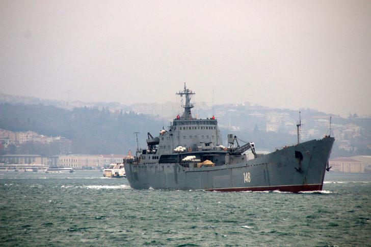 Rus askeri kargo gemisi İstanbul Boğazı'ndan geçti G2