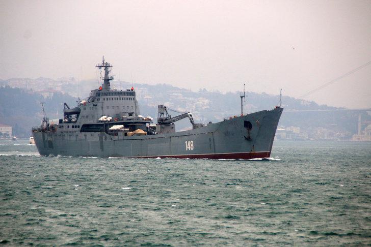 Rus askeri kargo gemisi İstanbul Boğazı'ndan geçti G3
