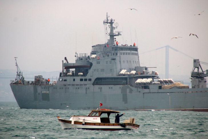 Rus askeri kargo gemisi İstanbul Boğazı'ndan geçti G4