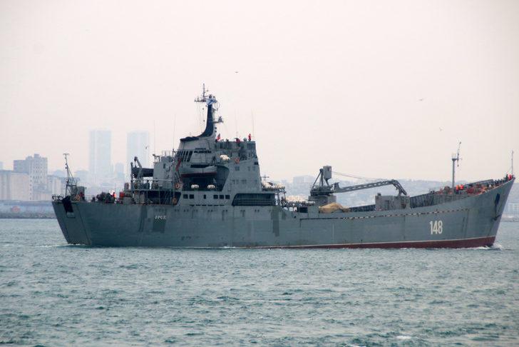 Rus askeri kargo gemisi İstanbul Boğazı'ndan geçti G5