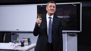 Milli Eğitim Bakanı Ziya Selçuk, TRT-EBA TV'deki 'ilk ders' için kamera karşısına geçti