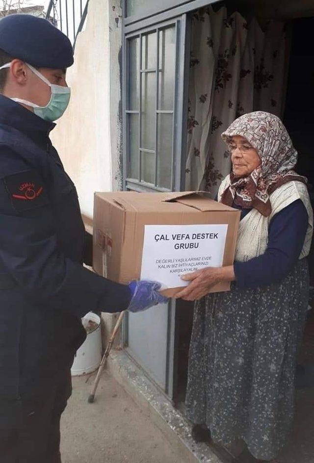 Yaşlı vatandaşlara gıda kolilerini jandarma ekipleri ulaştırdı