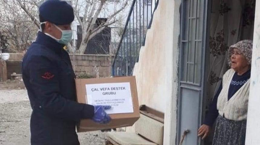 Yaşlı vatandaşlara gıda kolilerini jandarma ekipleri ulaştırdı