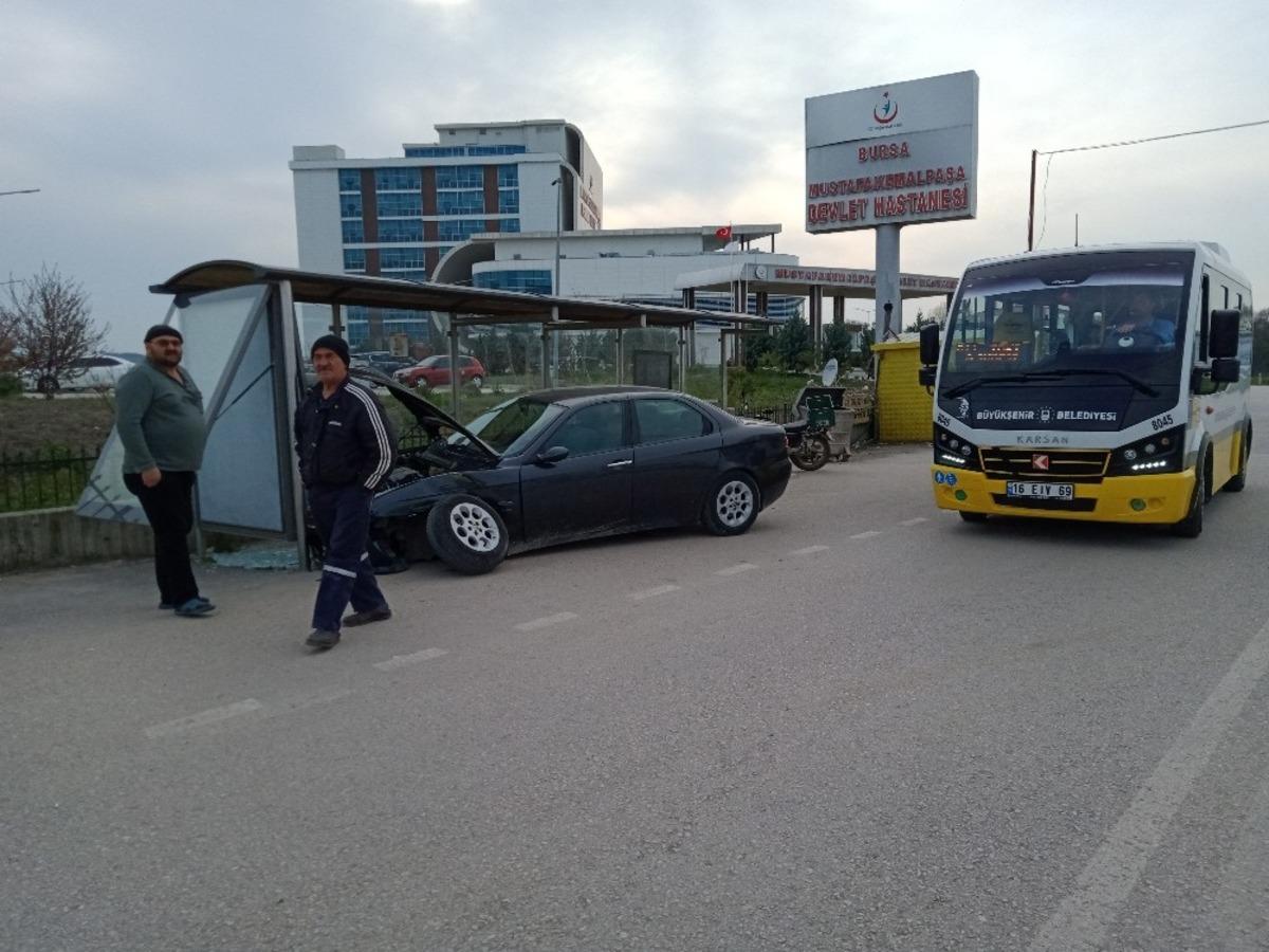 Hızını alamayan alkoll&uuml; s&uuml;r&uuml;c&uuml; durağa daldı